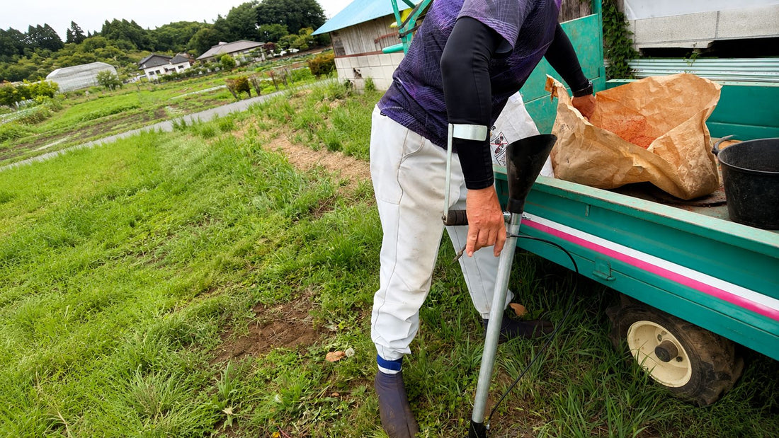 土に触れると、服の快適さも少し違って見えてくる。